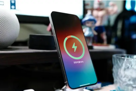 会文镇苹果15换屏服务分享用什么充电器给iPhone15充电更好 